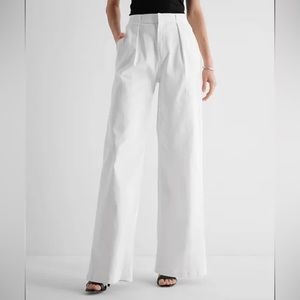 Express Super High Waisted Wide Leg Jeans in White. Size 6S.